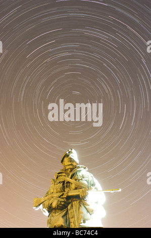 Diese Sternspuren Bild entstand durch Stapeln 100 x 30 zweiten Aufnahmen mit der Polarstern im Blick. Stockfoto