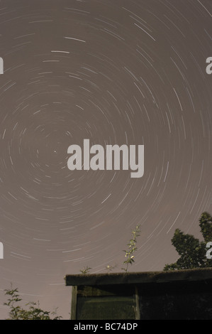 Diese Sternspuren Bild entstand durch Stapeln 100 x 30 zweiten Aufnahmen mit der Polarstern im Blick. Stockfoto