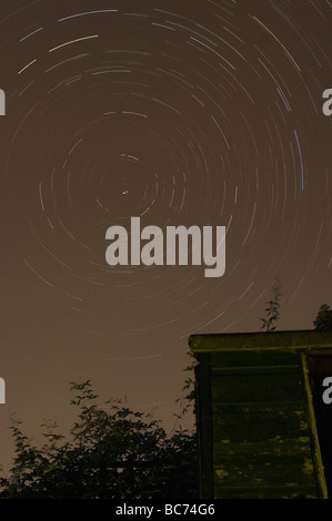 Diese Sternspuren Bild entstand durch Stapeln 100 x 30 zweiten Aufnahmen mit der Polarstern im Blick. Stockfoto