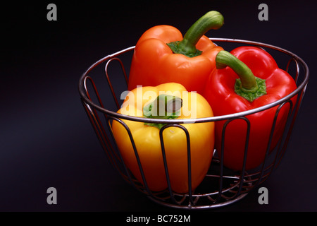 3 Paprika in Chrom Korb Stockfoto
