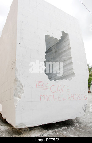 Der Beginn einer Skulptur aus einem riesigen Block aus reinem weißem Marmor im Betrieb Hof des Cave Michelangelo. Stockfoto