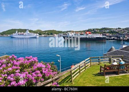 CalMac Autofähre vertäut im Hafen Isle of Mull Mull mit Kreuzfahrtschiff Astor Oban unterwegs überlassen. Stockfoto