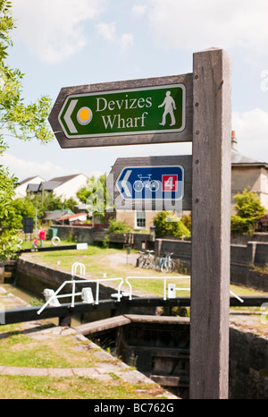 Wegweiser in Devizes entlang der National Wasserwege Fuß zum Kanal Kai Stockfoto