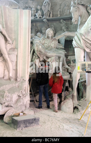 Kinder anhalten in Staunen über eine überdachte Gipsmodell Sust von Michelangelos Pietà in der Nicoli Skulptur Studios Carrara Stockfoto