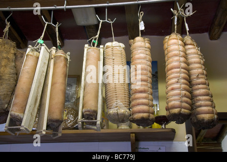 Auswahl an Wurstwaren, die typisch für den Apuanischen Alpen, Carrara und die Lunigiana hängen in einem Carrara alimentari Stockfoto