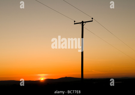 Sonnenuntergang und Strom-Kabel Stockfoto