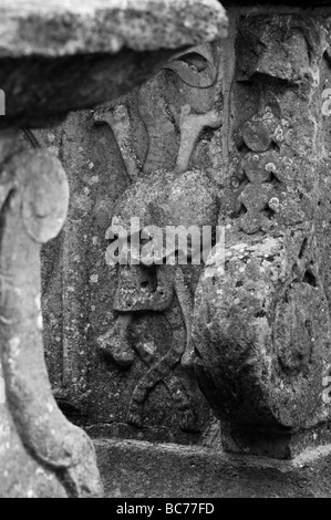 Schnitzereien auf einem Grab in Painswick Kirchhof Gloucestershire Stockfoto