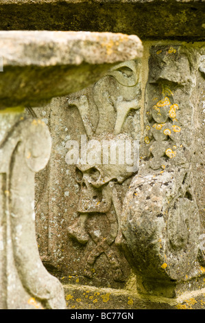 Schnitzereien auf einem Grab in Painswick Kirchhof Gloucestershire Stockfoto