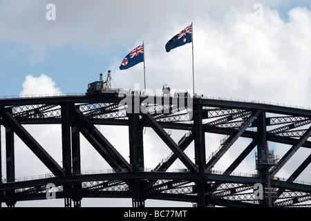 Der höchste Punkt auf Sydney Harbour Bridge mit zwei Gruppen von Wanderern und Fahnen Sydney New South Wales Australien Stockfoto