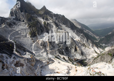 Die Cave Michelangelo, einer der größten Steinbrüche in Carrara Berge oder Apuanischen Alpen Stockfoto