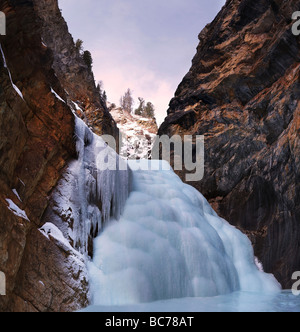 Gefrorener Wasserfall im Winter des Zungol Flusses. Sibirien, Altai-Gebirge Russland Stockfoto