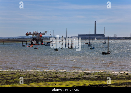 Ein Blick über den Fluss Hamble Eingang und Southampton Water Fawley Kraftwerks im fernen Dunst Stockfoto