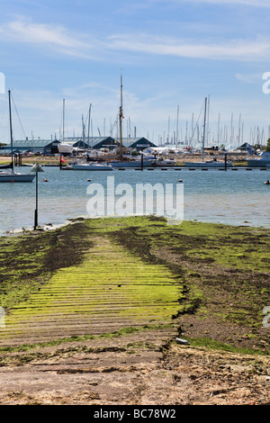 Eine alte Algen bedeckt Slipanlage mit Blick über den Fluss Hamble aus Warsash Stockfoto