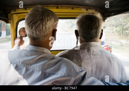 Männer an der Vorderseite eine Autorikscha, Indien Stockfoto