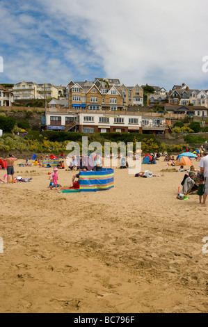 Urlauber am Strand von Norddevon Woolacombe Bay mit Blick auf Stadt Stockfoto