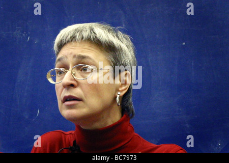 Rusian Journalistin Anna Politkóvskaya auf einer Konferenz im November 2002 auf Barcelona Anna gesehen wurde am 7. Oktober 2006 getötet. Stockfoto