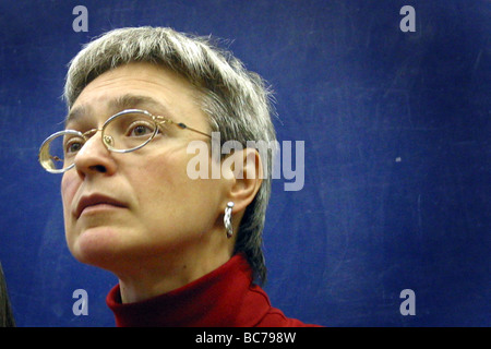 Rusian Journalistin Anna Politkóvskaya auf einer Konferenz im November 2002 auf Barcelona Anna gesehen wurde am 7. Oktober 2006 getötet. Stockfoto