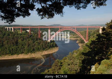 Viaduc de Garabit von Gustave Eiffel erbaut 1884 überqueren der Schlucht des Flusses Truyere im Zentralmassiv Frankreichs Stockfoto