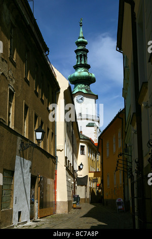 Straße in der Altstadt von Bratislava, Slowakei, mit Zwiebel Kuppel Clocktower und gepflasterte Gasse Straße. Stockfoto
