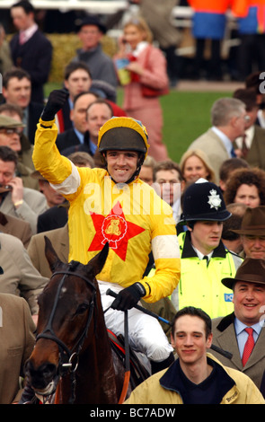 Jockey Ruby Walsh schlägt die Luft im Sieg nach dem Gewinn der Arkle Challenge Trophy am Azertyuiop am Cheltenham 2003 Stockfoto