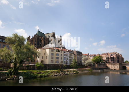 Metz Lothringen Frankreich Europa Blick über Mosel, Kathedrale Saint-Etienne und Gebäuden der Stadt am Fluss Stockfoto