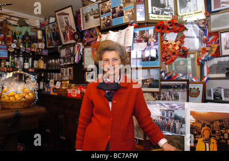 Madame Arlette Gondree Pritchett Inhaber des Pegasus Bridge Cafe in Normandie Frankreich Stockfoto