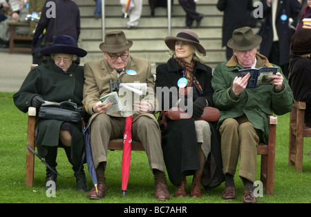 Ein Gedränge für Rennsport-Fans beim Cheltenham Festival 2003 Stockfoto