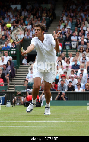 WIMBLEDON TENNIS CHAMPIONSHIPS 2002 Mario Ancic auf seinem Weg zum Sieg über Roger Federer Stockfoto