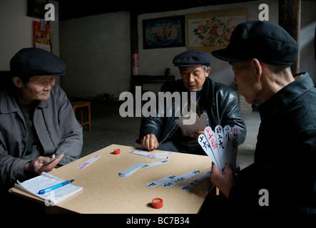 Drei Männer Spielkarten Daxu alte Stadt in der Nähe von Guilin Guangxi China Stockfoto