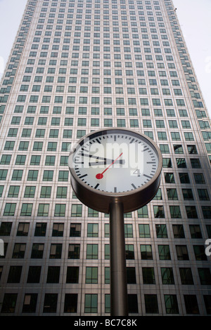 London - Uhr und Fassade des Canary Wharf Tower Stockfoto