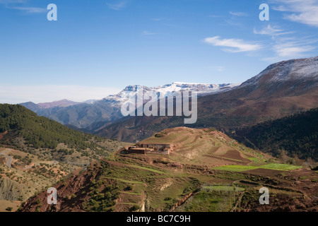 Sidi Faress Marokko. Malerische Landschaft mit traditionellen Berber Bauernhaus auf terrassierten Hügel im hohen Atlas-Gebirge im winter Stockfoto