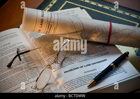 Land Eigentum Grenze Streit Nachbarn Englisch Gesetz Buch, Stift, Brille und Land Registry-Dokumente auf Schreibtisch Stockfoto