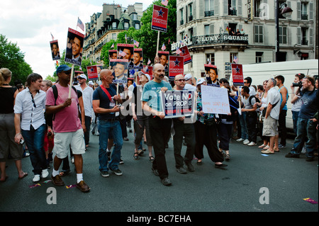 Paris Frankreich, Öffentliche Veranstaltungen, Menschen feiern beim Gay Pride March, Parade „Demokraten im Ausland“, „Präsident Obama“-Schilder, Kampf gegen Homosexuelle, Gayseniors Stockfoto