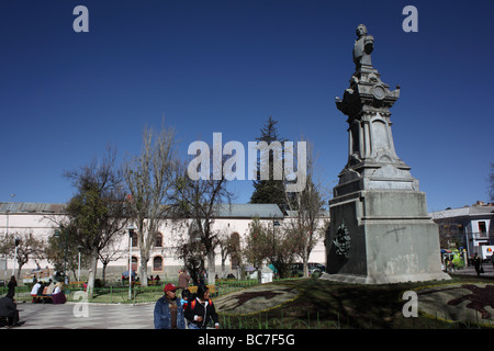 San Pedro Gefängnis und Statue von General Antonio José de Sucre (einem der Gründer Boliviens und 2. Präsidenten), Plaza San Pedro, La Paz, Bolivien Stockfoto