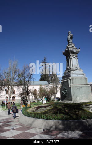 San Pedro Gefängnis und Statue von General Antonio José de Sucre (einem der Gründer Boliviens und 2. Präsidenten), Plaza San Pedro, La Paz, Bolivien Stockfoto