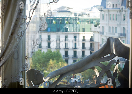 Metall im Fenster und Blick von innen Casa Mila Barcelona Spanien Stockfoto