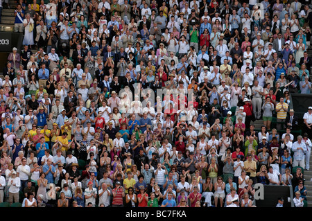 Zuschauern den dritten Vorrundenspiel zwischen Andy Murray und Gulbis am Centre Court Wimbledon im Juni 2009 Stockfoto