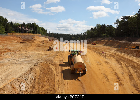 Sprühen von Wasser, um Staub auf die A3 Hindhead Tunnel Roadworks, Surrey, zu legen, mit Blick nach Norden zum Südportal Stockfoto