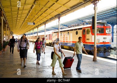 Menschen, die Ankunft am Bahnhof Sirkeci in Istanbul Türkei Stockfoto