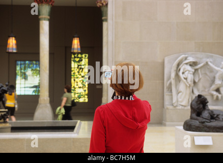 New York City Metropolitan Museum of Art American Wing Interior. Besucher fotografieren Tiffany Buntglasfenster. Amerikanische Kultur. USA Stockfoto