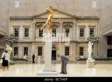 Metropolitan Museum of Art American Wing Charles Engelhard Court (Hof) Augustus Saint Goudens Skulptur New York City. Wahrzeichen der USA Stockfoto