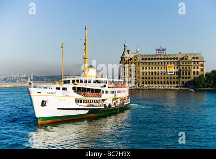 Eine Personenfähre auf dem Bosporus mit dem Bahnhof Haydarpasa Kadiköy im Hintergrund Istanbul Türkei Stockfoto