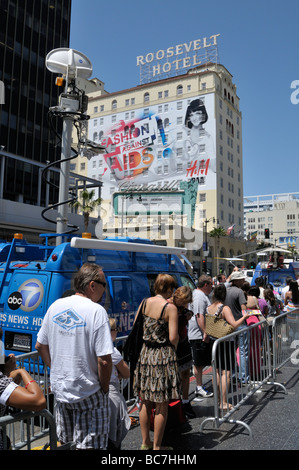 Fans in der Schlange, die Michael Jackson bei seinen Stern auf dem Walk of Fame Ehre Stockfoto