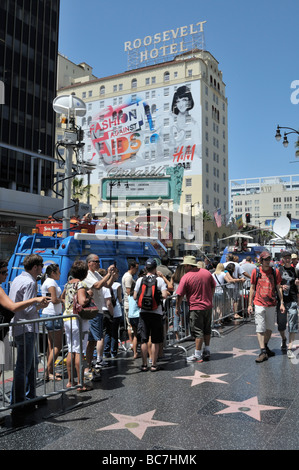 Fans in der Schlange, die Michael Jackson bei seinen Stern auf dem Walk of Fame Ehre Stockfoto