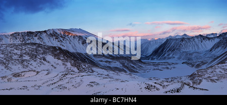 Panorama des Sonnenuntergangs in Sibirien, Altai-Gebirge, Russland. Stockfoto