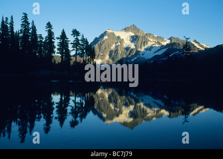 Mt Shuksan, 9127 Füße, North Cascades National Park, Washington USA, Reflected in Bild See Stockfoto