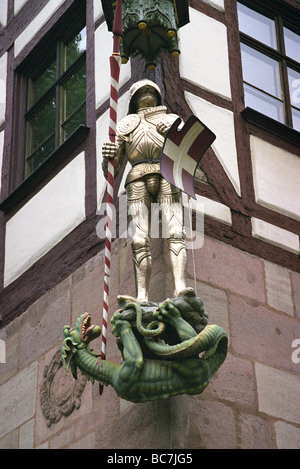 Haus des Pilatus mit Statue des St. George und der Drache, Tiergaertnertor-Platz, Nürnberg, Deutschland Stockfoto