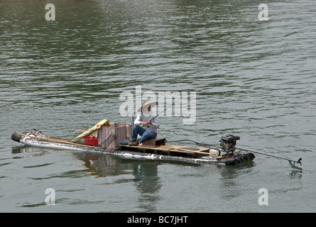 Fischer angeln aus Bambus raft Li Fluss Guangxi China Stockfoto