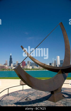 Gegossene Bronze Sonnenuhr Skulptur namens Mann betritt den Kosmos des Künstlers Henry Moore befindet sich am Lake Michigan, Chicago, Illinois Stockfoto