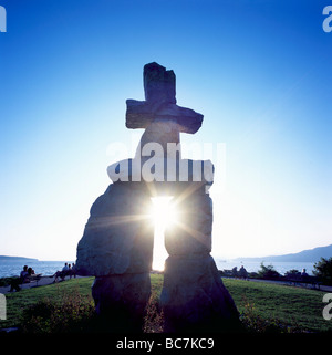 Inukshuk, Vancouver, BC, Britisch-Kolumbien, Kanada - "Englisch Bay", Sonnenuntergang Starburst Stockfoto